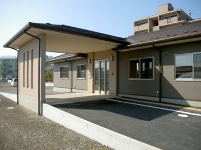 落ち着いた外観の建物 外観 落ち着きのある外観が魅力的な建物です。アプローチには車椅子でも通行しやすい設計が施されています。