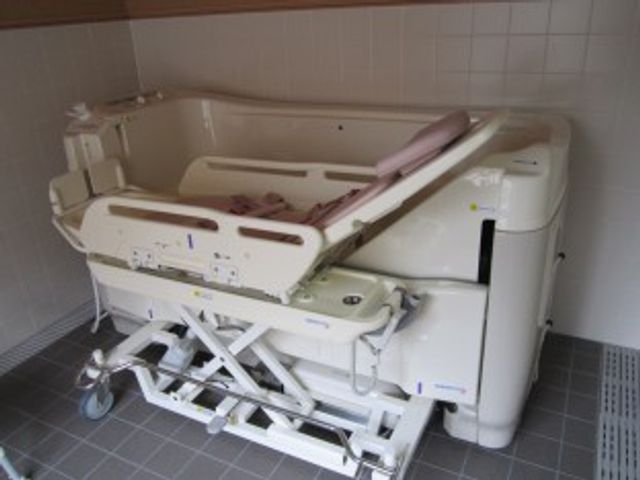 介護用浴槽 浴室 介護用の浴槽が設置されています。安心して快適に利用できる工夫が施されています。