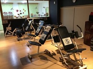 運動器具が並ぶ部屋
