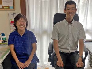 笑顔のスタッフ2人が並ぶ部屋  