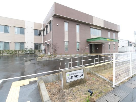 施設の静かな外観