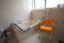 介助用バスチェアのある浴室