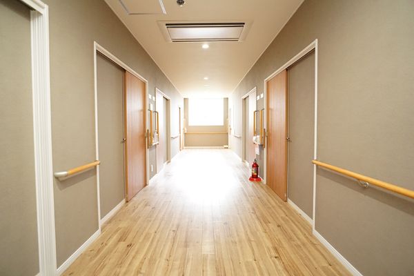 明るい廊下の景色