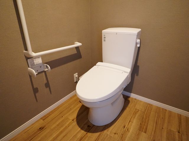 バリアフリートイレ トイレ 手すり付きで安全に配慮された清潔なトイレです。快適な使用感を提供するために工夫がされています。