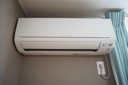 壁掛けエアコンとカーテン