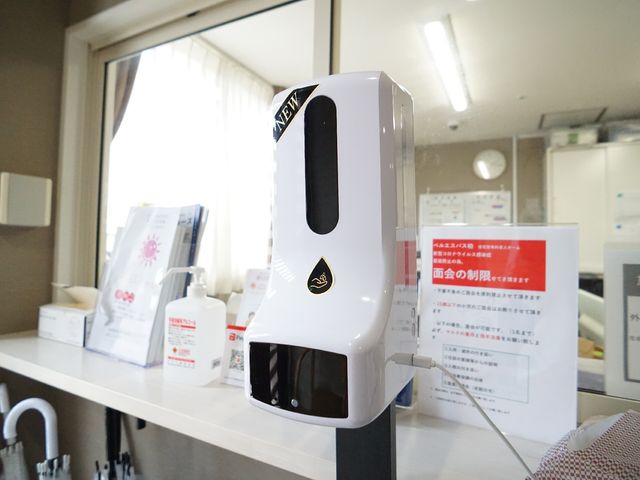 手指消毒器具のクローズアップ 感染対策 清潔を保つための手指消毒器具が設置されており、働く環境の衛生管理に配慮がなされています。