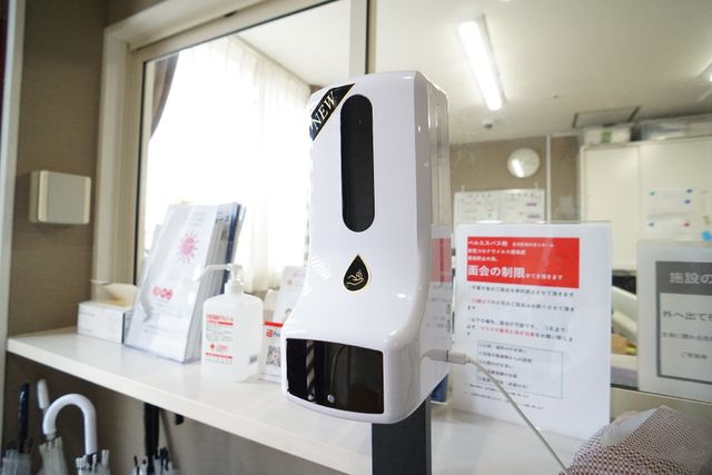 手指消毒器具のクローズアップ