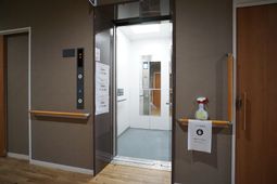 清潔なエレベーター前