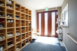 靴棚とイスの玄関エリア