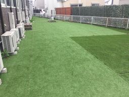 緑の人工芝の中庭