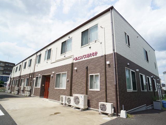 清潔な外観の建物 外観 広々とした前庭を持つ、清潔感あふれる建物です。明るく開放的な環境が求職者にとって魅力的かもしれません。