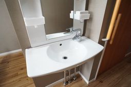 清潔な洗面台とミラー