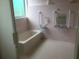 バリアフリー設計の浴室