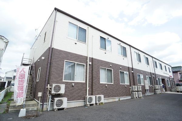 外観の明るい建物
