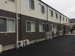 建物外観と駐車場