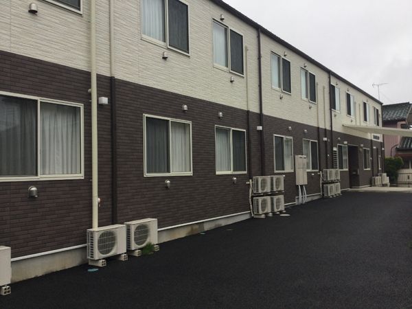 建物外観と駐車場