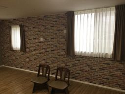 レンガ壁と窓のある部屋