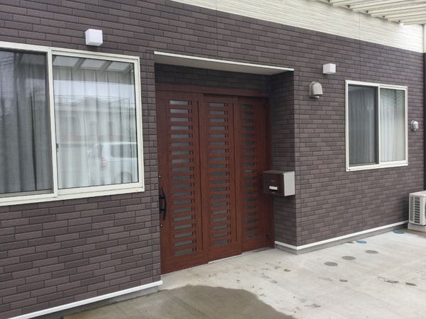 茶色い扉の建物入口
