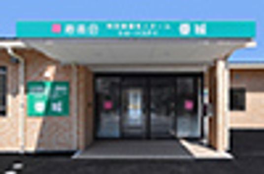 緑の看板の入口