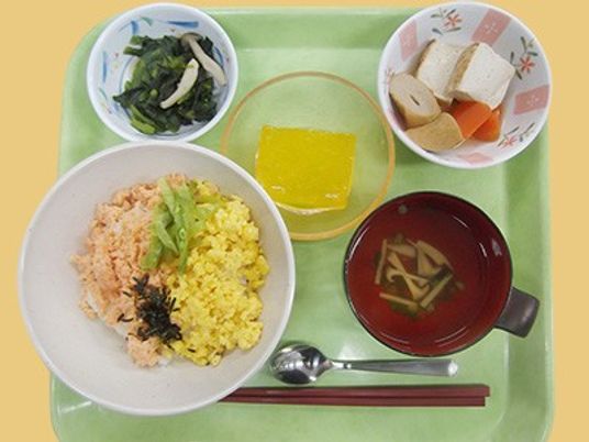 彩り豊かな食事の一例