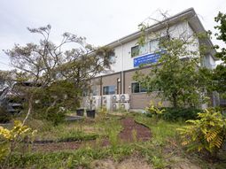 施設外観と庭園