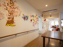 廊下に飾り付けられた工作品