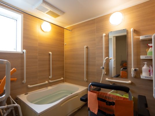 手すりがたくさん設置され、要介護の方のためにリフト浴がある浴室