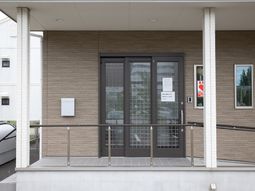 きれいな施設のエントランス