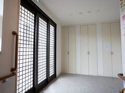 和風の窓と白いクローゼット