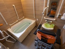 手すり付き浴室設備