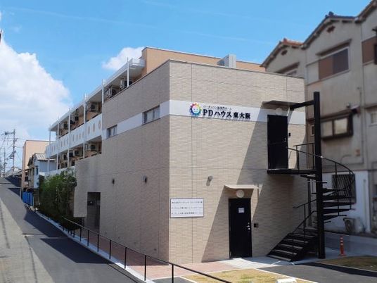 明るい外観の建物