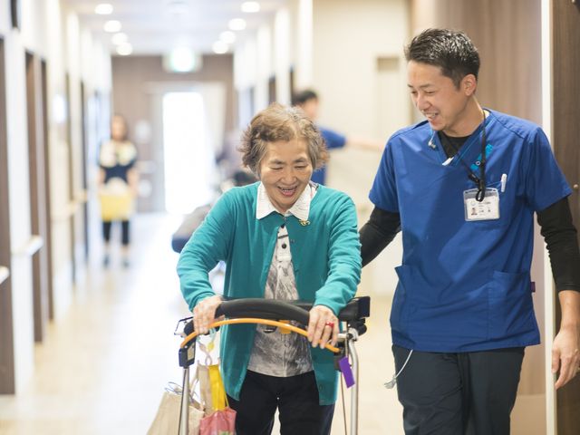 明るい廊下 廊下 開放感のある明るい廊下です。入居者とスタッフが笑顔で交流しています。