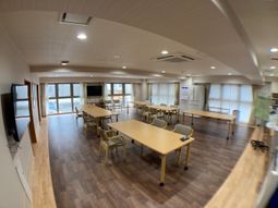 広々とした明るい食堂