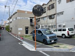 建物と駐車場の外観