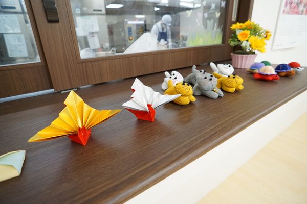 手作り折り紙とぬいぐるみの棚