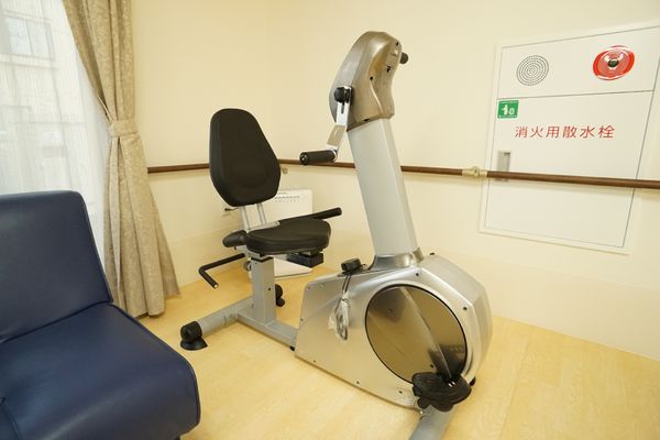 機能訓練用の自転車と椅子