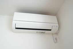 壁に設置されたエアコン
