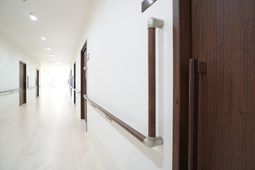 清潔な廊下と手すり