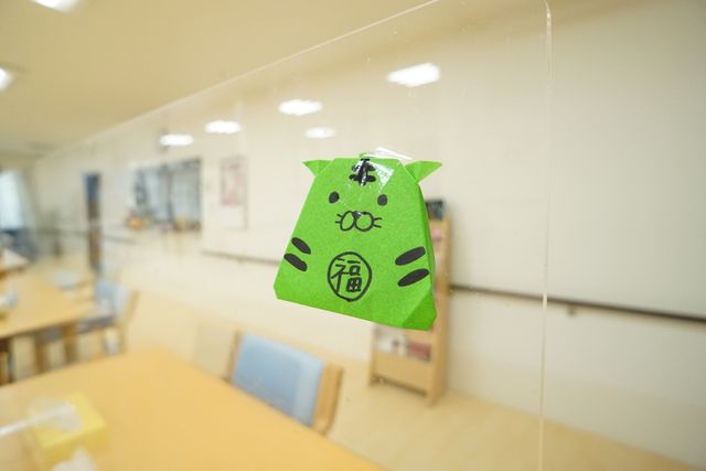 緑の飾り付けの多目的室
