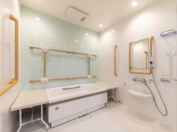 清潔な洗面台とバリアフリー浴室