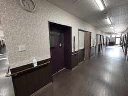 落ち着いた雰囲気の廊下