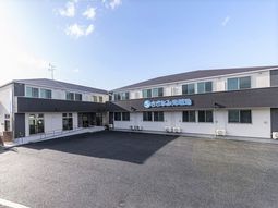 白と茶色の建物の外観