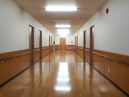清潔感ある広々廊下