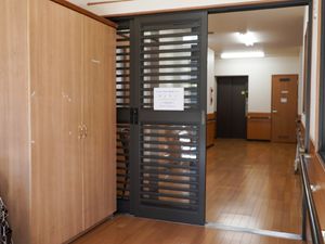 玄関の自動ドアと廊下