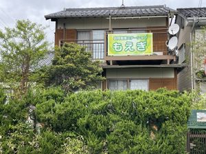 看板がある外観