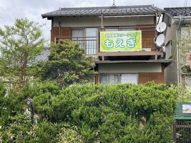 看板がある外観 看板 緑の看板が印象的で、訪れる人に安心感を与えます。たくさんの自然に囲まれています。