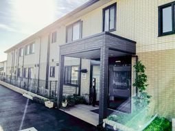 明るい建物のエントランス