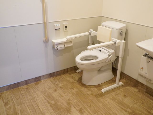 バリアフリートイレ設備 トイレ 安全な支援バー付きの清潔なトイレです。ご高齢の方も安心してご使用いただける配慮がされています。