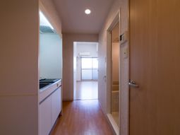 シンプルな居室の入口