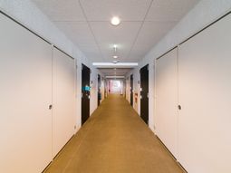 清潔な施設の廊下